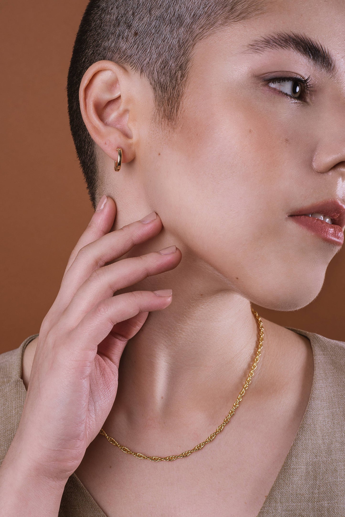 Kara Yoo | Anna Huggie Hoops - Gold
