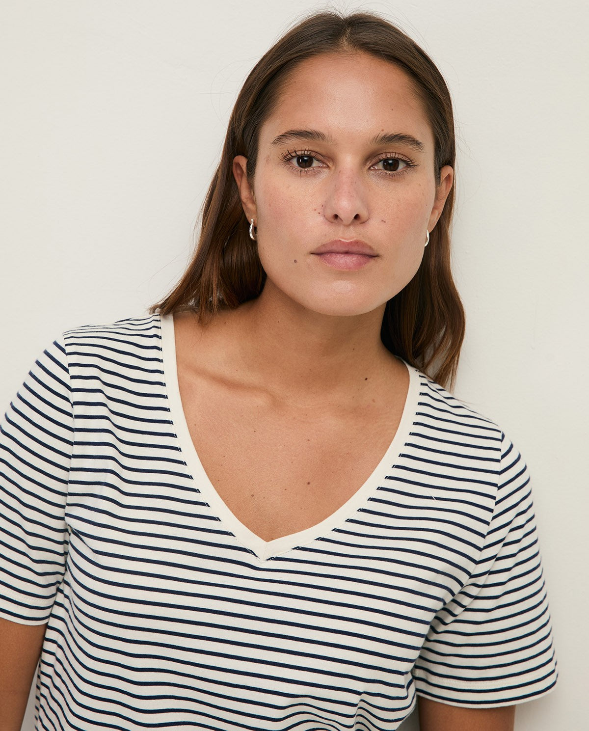 Yerse | Striped Organic Cotton V-Neck T-shirt - Navy