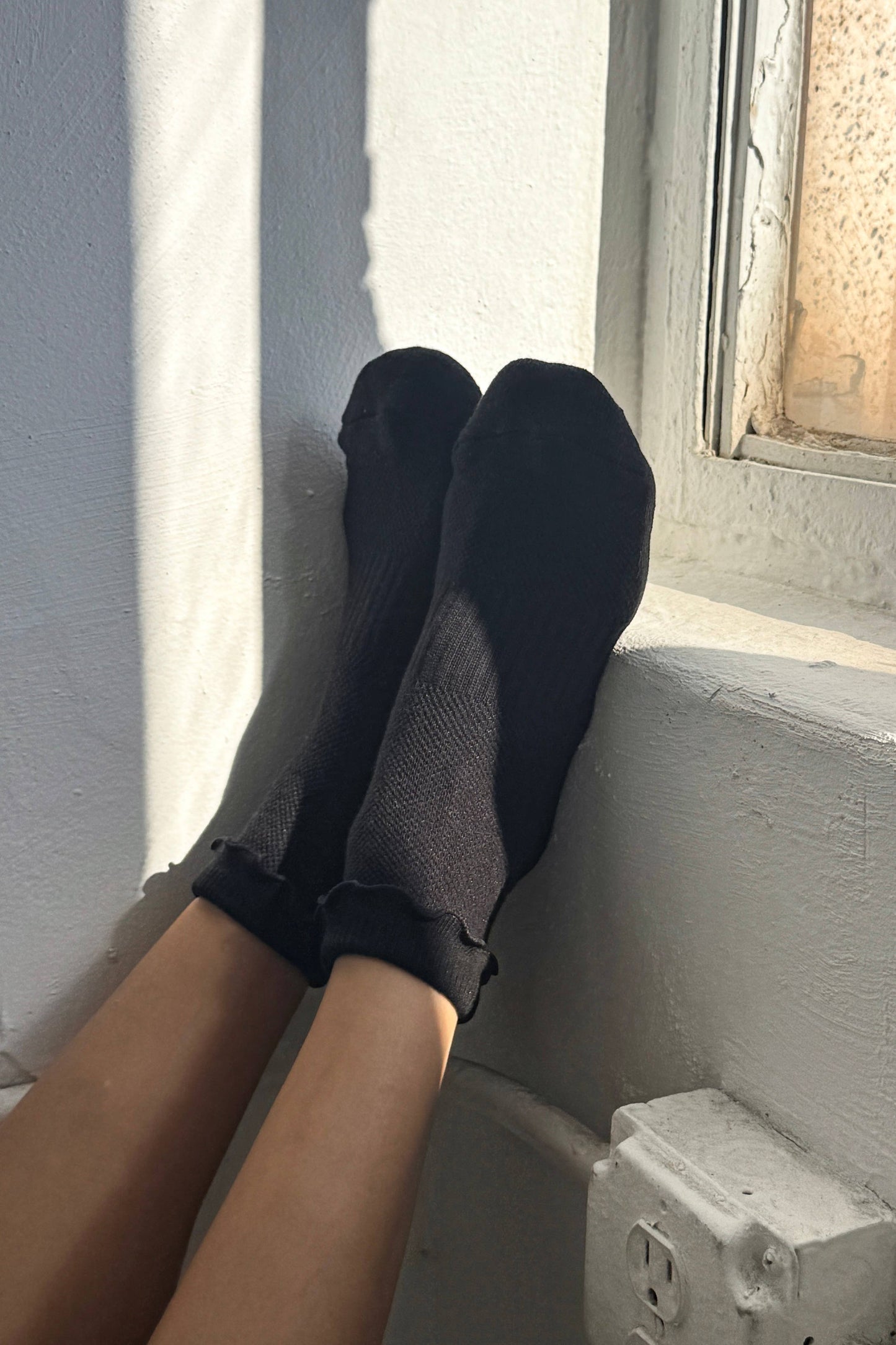 Le Bon Shoppe | Ruffled Hugger Crew Socks - Black
