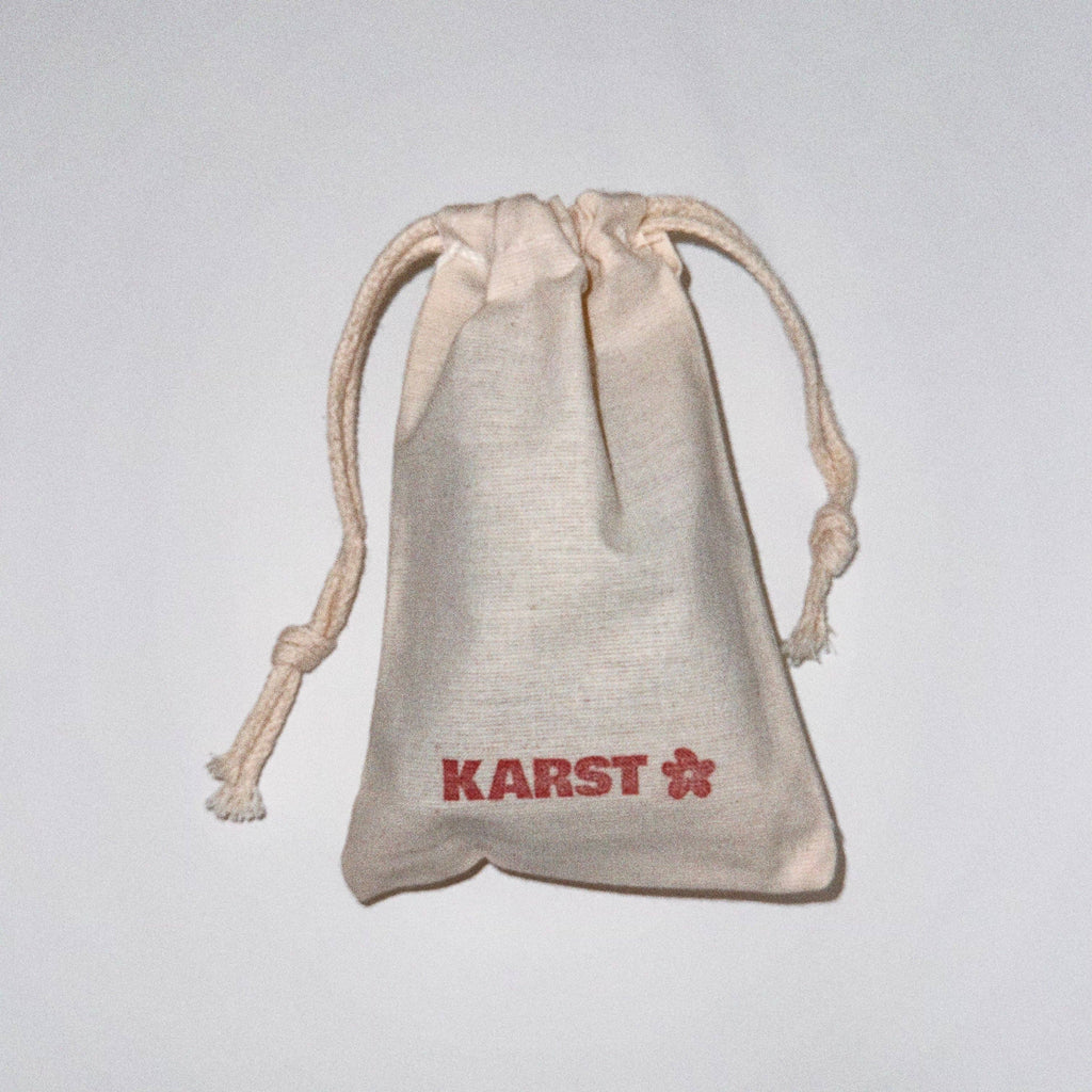 Karst Essentials | Super Clip Hair Claw — Maraschino - Silver Heart Charm