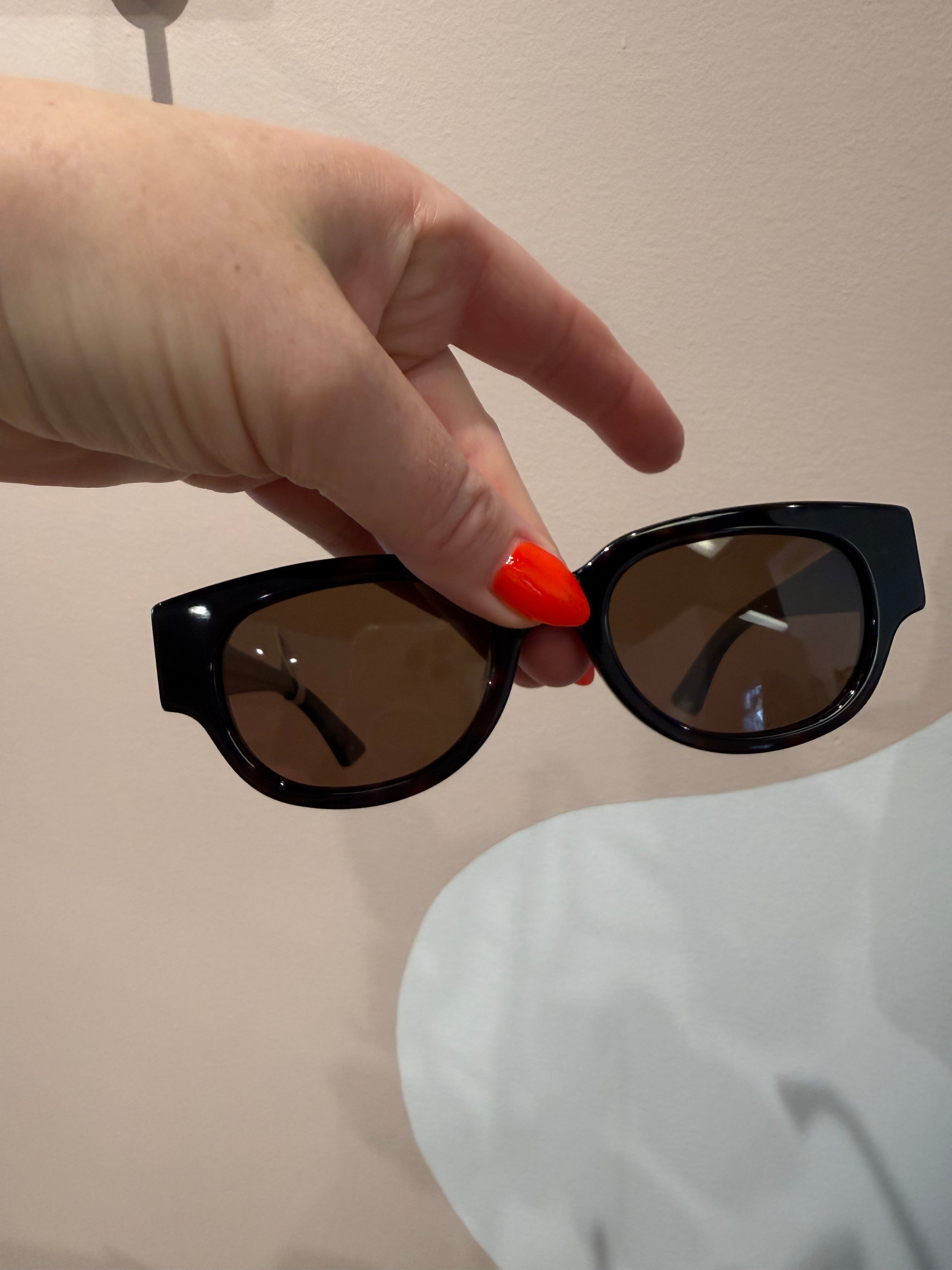 Banbé | The Markle Sunglasses - Dark Havana Tort/Walnut