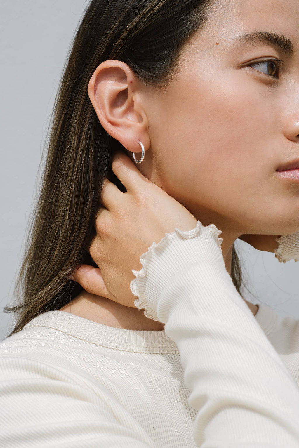 Kara Yoo | Arlo Small Hoops - Gold