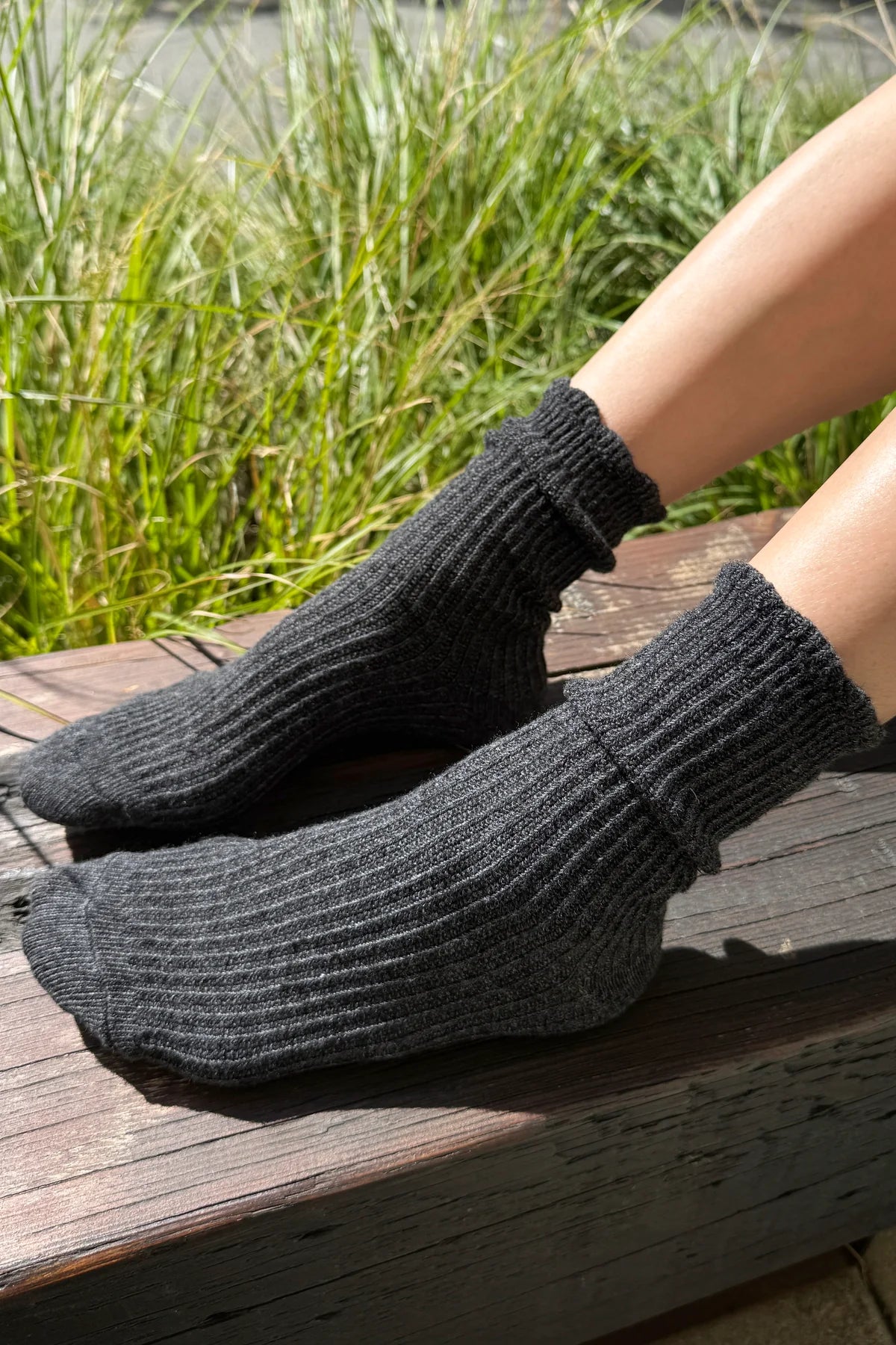 Le Bon Shoppe | Linen Scallop Socks - Charcoal