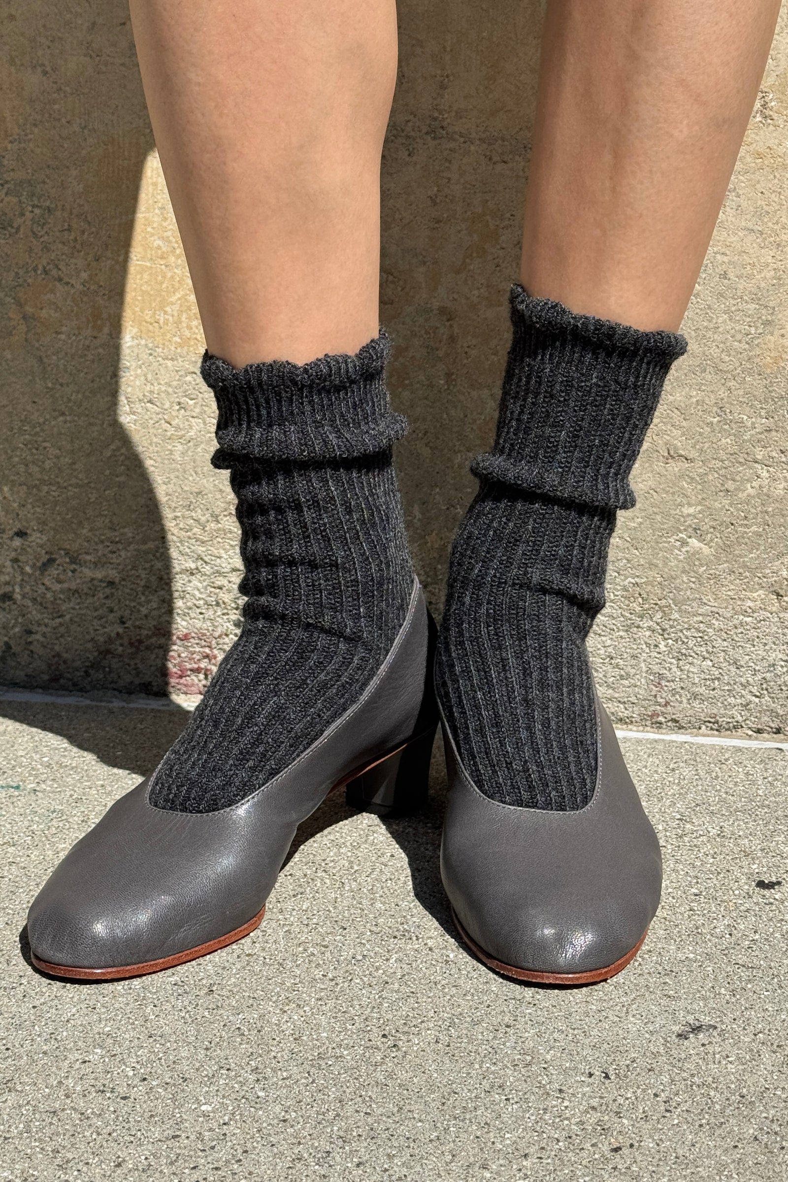 Le Bon Shoppe | Linen Scallop Socks - Charcoal
