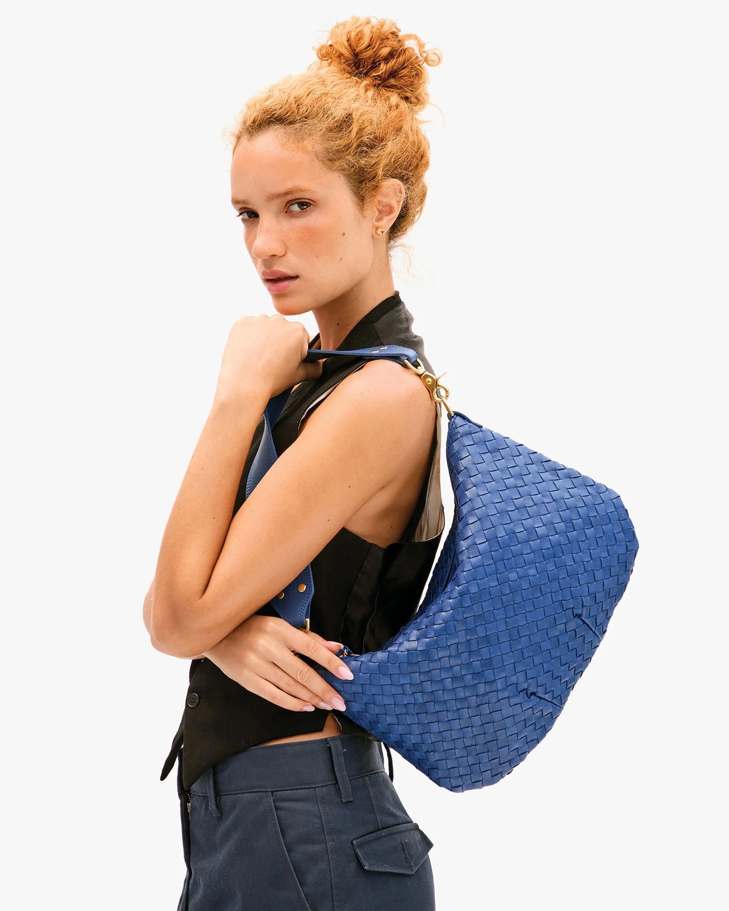 Clare V. | Moyen Messenger - French Blue Diagonal Weave