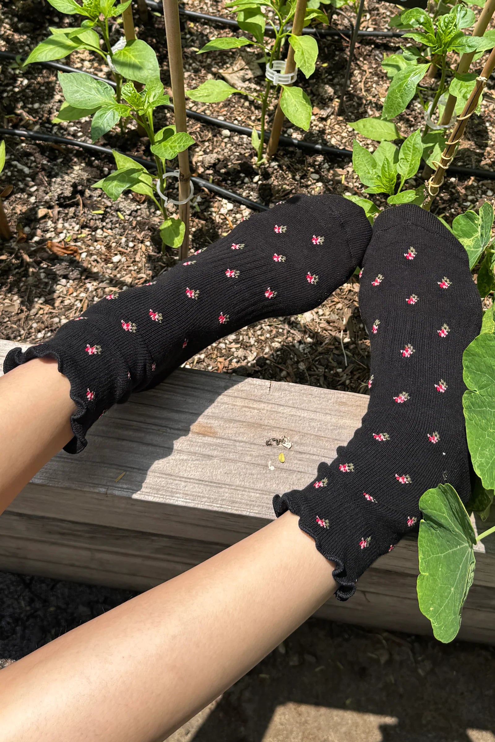 Le Bon Shoppe | Petal Ruffled Hugger Crew Socks - Black