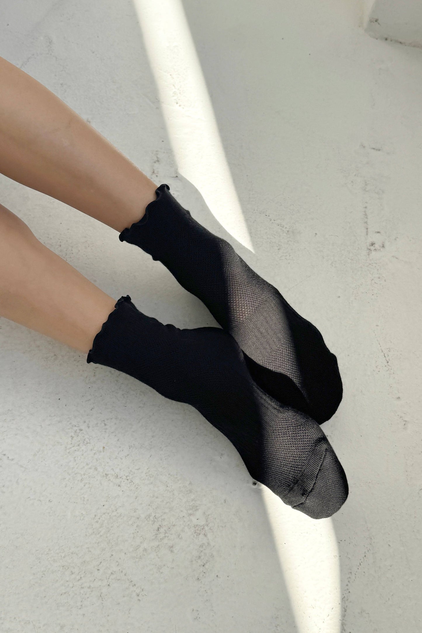 Le Bon Shoppe | Ruffled Hugger Crew Socks - Black